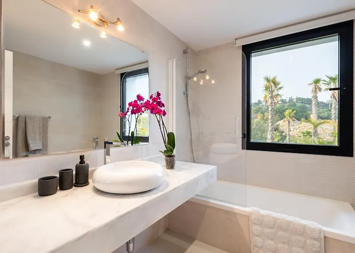 Luxury 2 Bedroom شقة إِستيبونا